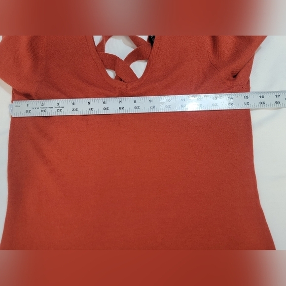 LOVE ♡ELLIE MIA BACK DETAIL SWEATER Women's Size XS V-Neckline, Pull Over - Picture 8 of 11